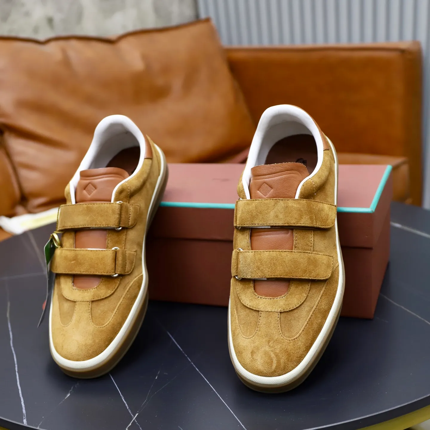 Ex-factory price: 560💰Loro Riana men’s moral training sneakers! Made from high-quality materials and designed in a low-cut silhouette, it offers an elegant and stylish look that's suitable for year-round wear. The unique double-layer sole aesthetic design, caramel cup-shaped outsole is decorated with off-white rubber trim, creating an attractive color combination. Pair with tailored pieces or jeans for a sophisticated yet casual look. The heel is decorated with soft cow leather tongue with Kummel color inserts and cotton laces with embossed LP logo. Upper: cow split suede stitching knitted fabric. Lining: original thickened soft sheepskin. Size: 38-39-40-41-42-43-44 (customized in 45.46)